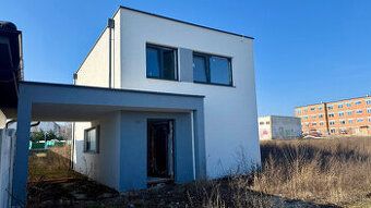 Ponúkame na predaj výnimočný 4-izbový rodinný dom v obci Bol