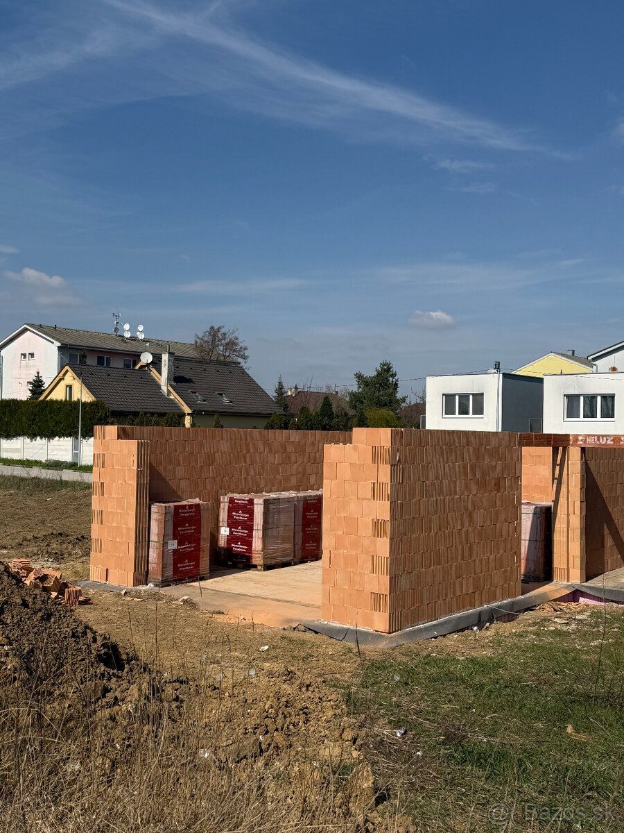 Ponúkame na predaj výnimočný 4-izbový rodinný dom v obci Bol