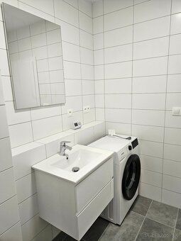 Ponúkam na prenájom úplne nový 1 izbový byt v centre mesta D