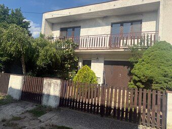 Ponúkame na predaj priestranný 5-izbový dvojpodlažný rodinný