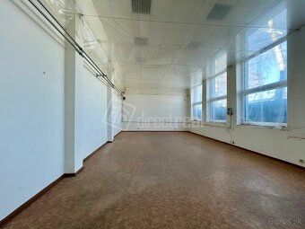 Na prenájom MODERNÁ prevádzková budova o ploche 1300 m2 vhod