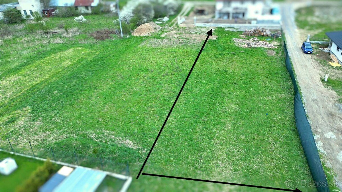 Ponúkame na predaj stavebný pozemok v obci Valča, len pár mi