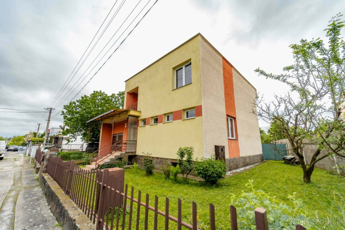 Predám rodinný poschodový dom vo veľkých Kapušanoch, dom sa 