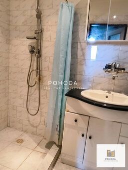 Predstavte si rannú kávu na priedomí domu, kde jediným zvuko