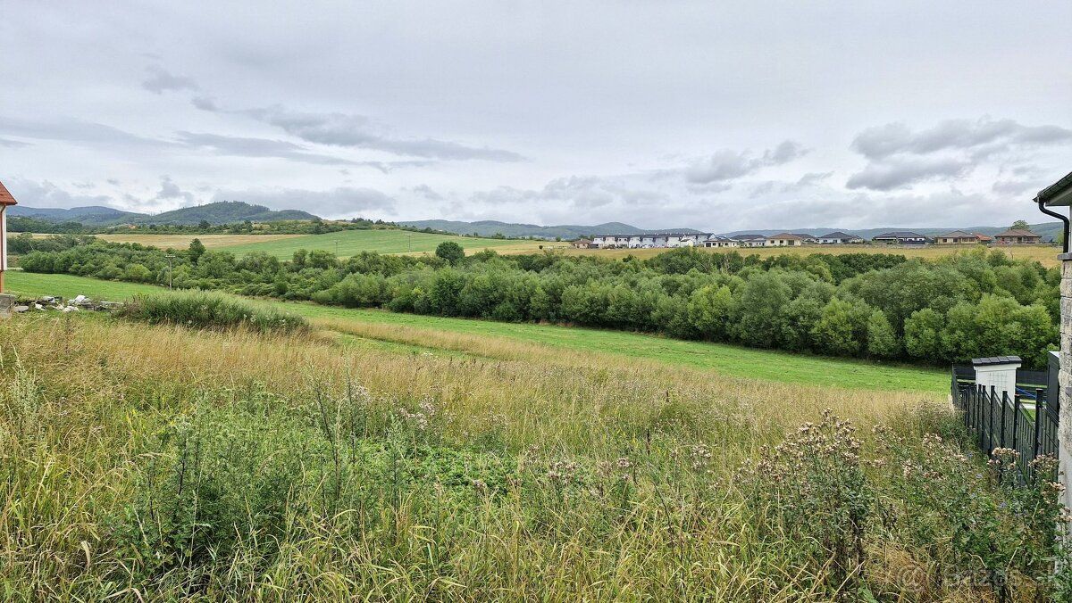 Ponúkame na predaj stavebný pozemok o výmere 869 m2, ktorý s