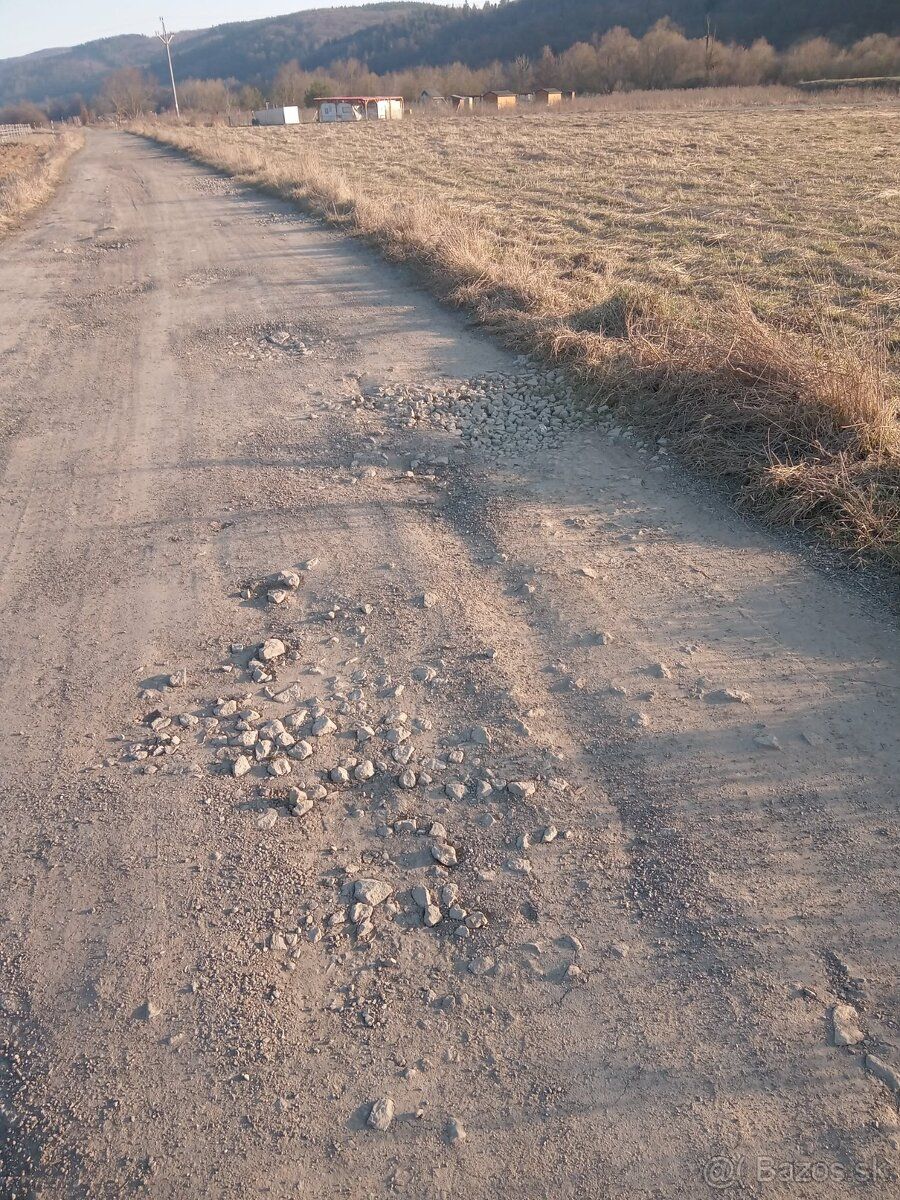 Predám pozemok o výmere 800m2 momentálne orná pôda, Vhodný n