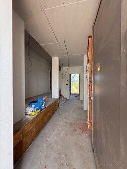 Ponúkame na predaj moderný 4-izbový rodinný dom (polovicu dv