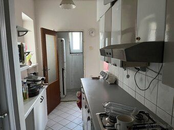 Ponúkam na predaj slnečný veľkometrážny tehlový 3-izbový byt