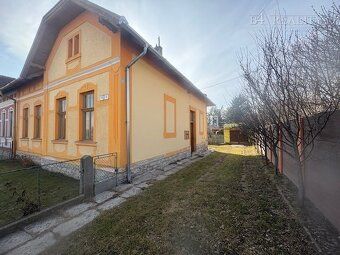 Ponúkame Vám na predaj priestranný starší dom v pôvodnom sta