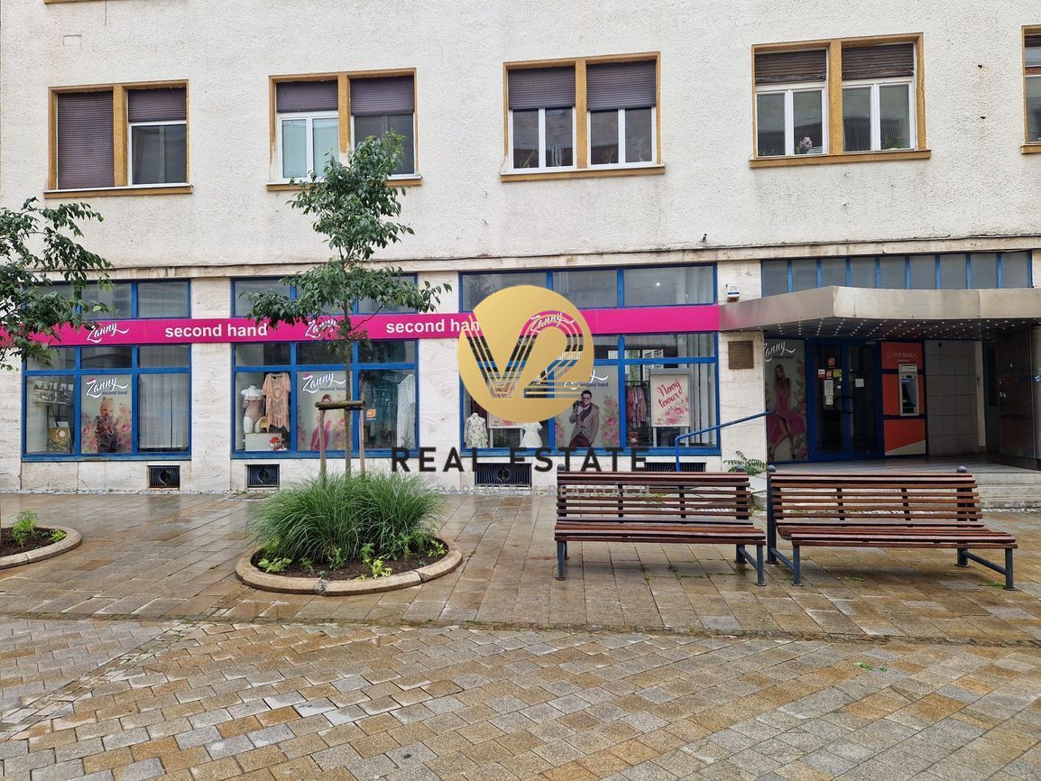 Maroš Vereš +421 904 086 200 e-mail:
V2 Real Estate vám ponú