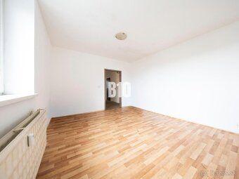 B10 vám výhradne ponúka na predaj 4 izbový byt s lodžiou a p