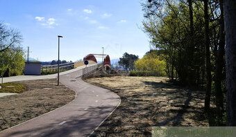 Ponúkame na predaj široký pozemok nepravidelného tvaru, na k