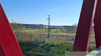 Ponúkame na predaj široký pozemok nepravidelného tvaru, na k