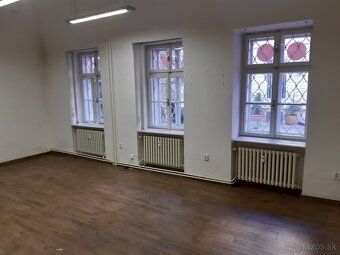 Prenájom priestoru v centre, Hlavná ul., prízemie, 42 m2.
Po