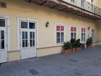Prenájom priestoru v centre, Hlavná ul., prízemie, 42 m2.
Po