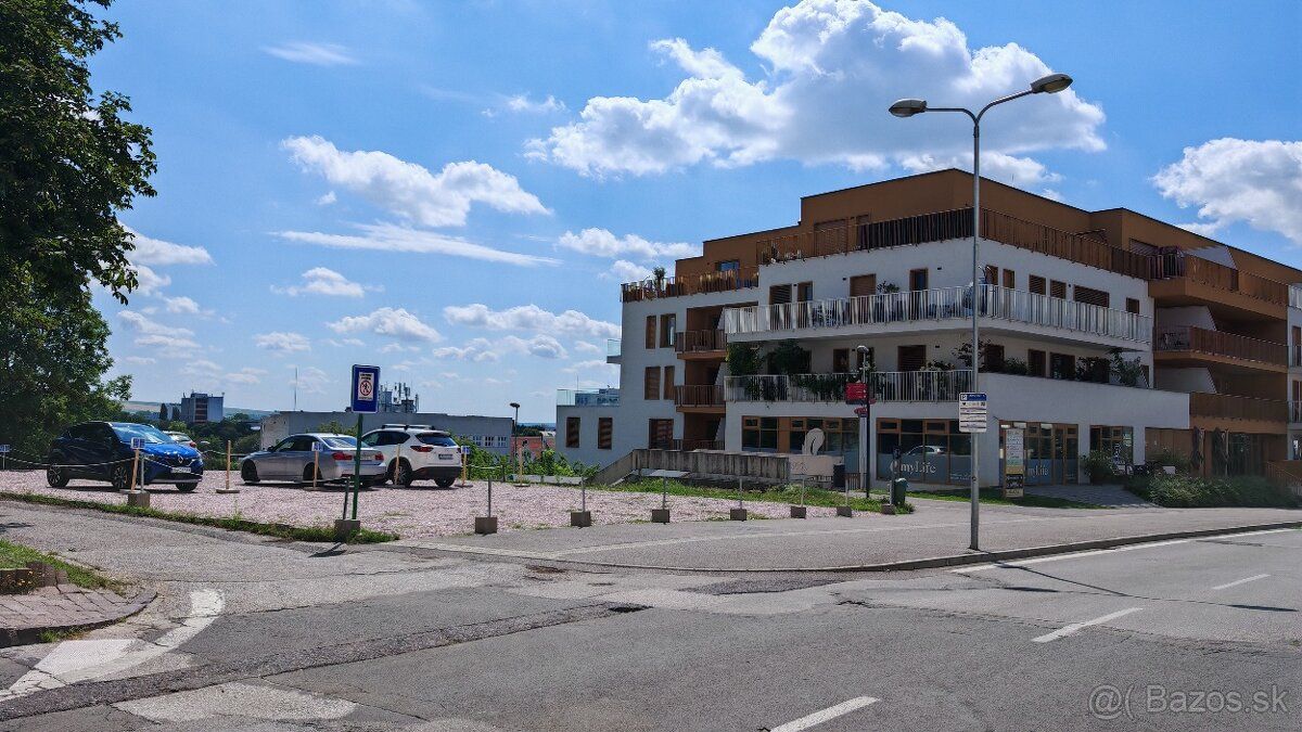 Ponúkame vyhradené miesto na parkovanie - miesto na pozemku,