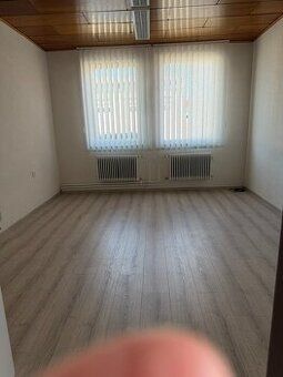 Prenajmeme kanceláriu (19,00 m2) v budove s uzatvoreným dvor