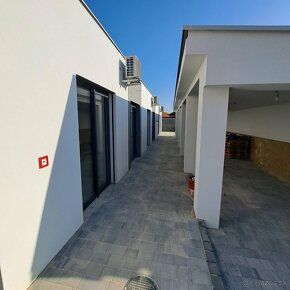 Prenajmem obchodný priestor o rozmeroch 45 m2 vybavený klima