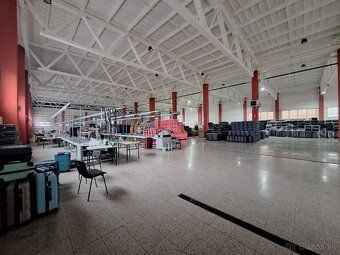 Ponúkame na prenájom halu/sklad o výmere 4300 m2,priemyselný