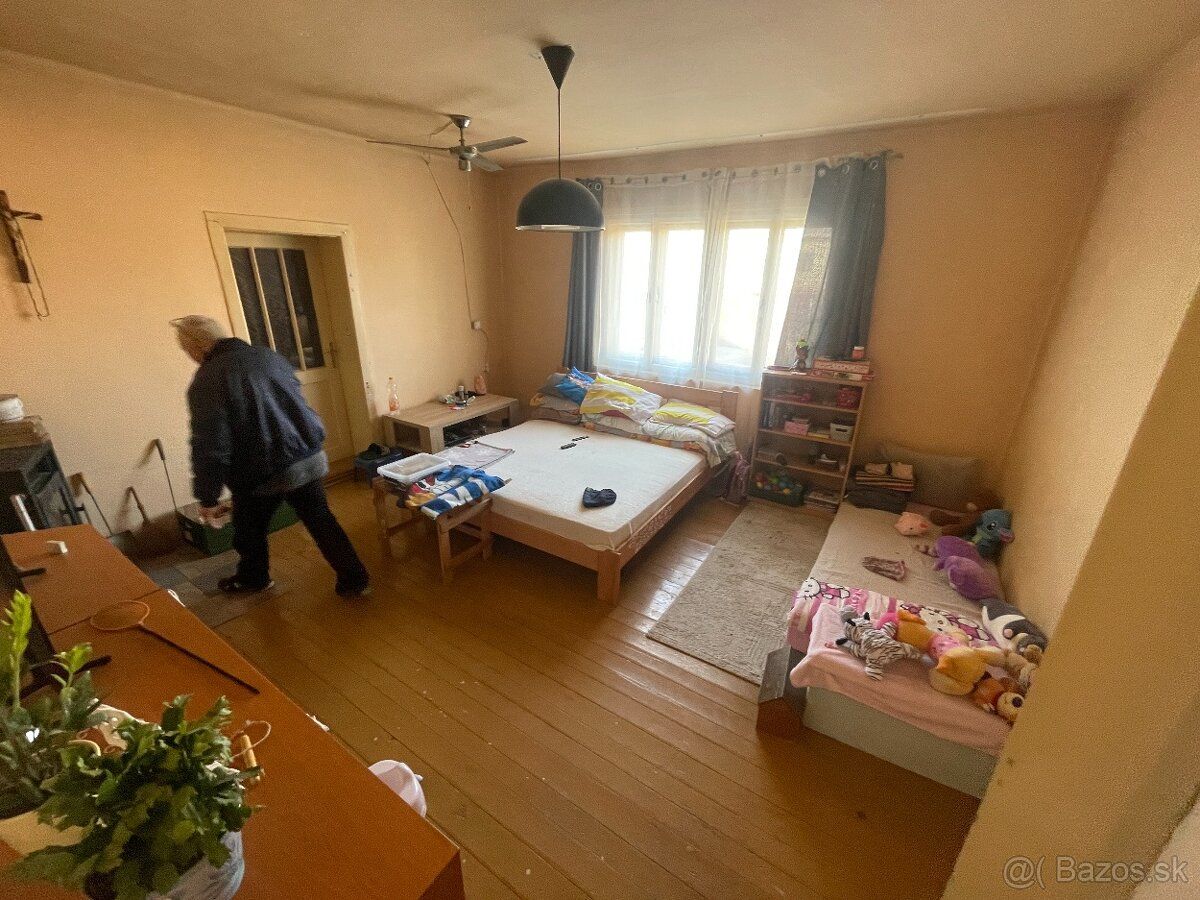 Na predaj rodinný dom v obci Bruty.
Dispozičné riešenie pozo