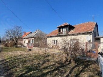 Na predaj rodinný dom v obci Bruty.
Dispozičné riešenie pozo