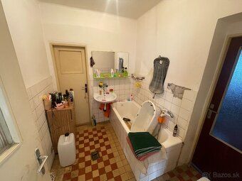Na predaj rodinný dom v obci Bruty.
Dispozičné riešenie pozo
