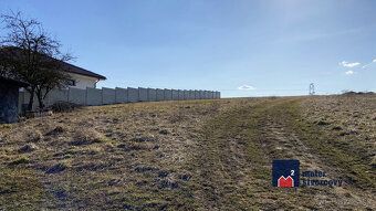 Ponúkame na predaj priestranný pozemok o výmere 2084 m², ved