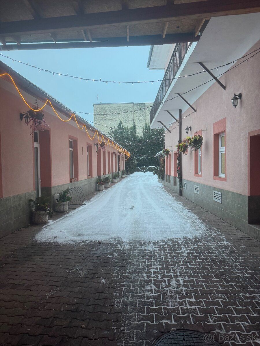 Prenajmem obchodné priestory v Novom Meste nad Váhom na náme