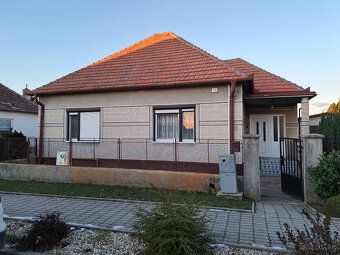 Predáme starší 5 izbový rodinný dom s garážou v obci Pečeňad