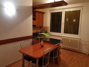 Priestranný 3-izbový byt 72 m² s balkónom na sídlisku Juh, V