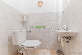 Ponúkame na predaj 2-podlažný rodinný dom, 6-izbový  s garáž