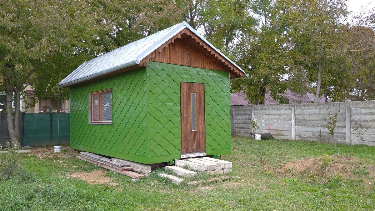 Pozemok má rozmery 120x36 m a je volný na prenajom. Nachádza