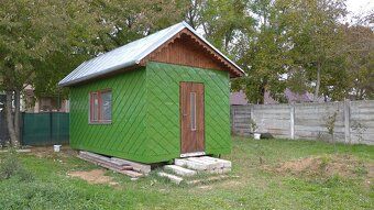Pozemok má rozmery 120x36 m a je volný na prenajom. Nachádza