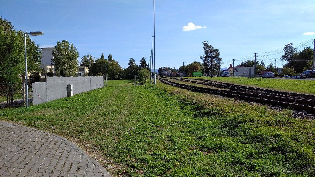 Pozemok má rozmery 120x36 m a je volný na prenajom. Nachádza