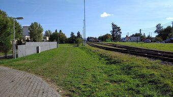 Pozemok má rozmery 120x36 m a je volný na prenajom. Nachádza
