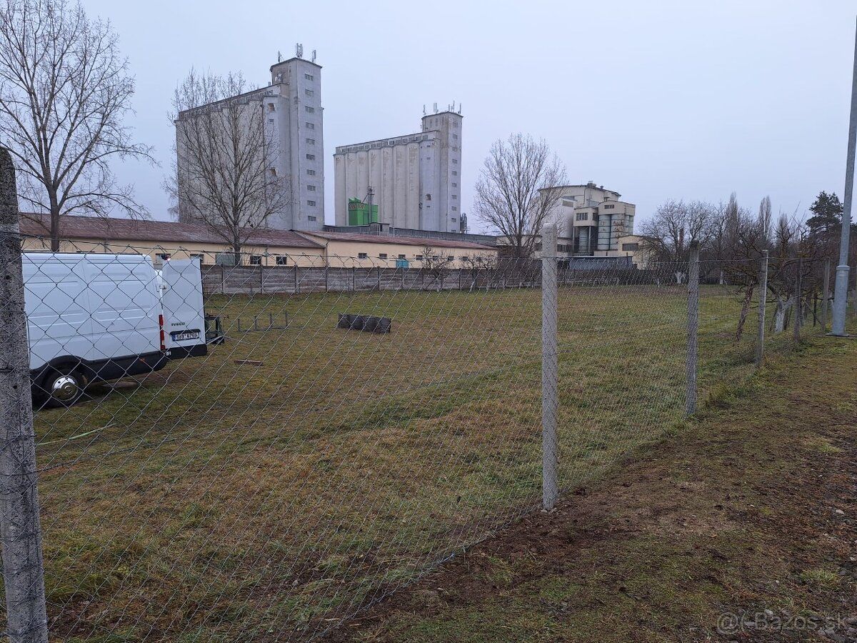 Pozemok má rozmery 120x36 m a je volný na prenajom. Nachádza