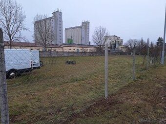 Pozemok má rozmery 120x36 m a je volný na prenajom. Nachádza