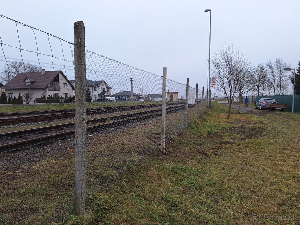 Pozemok má rozmery 120x36 m a je volný na prenajom. Nachádza