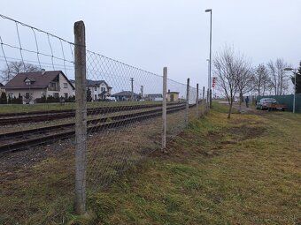 Pozemok má rozmery 120x36 m a je volný na prenajom. Nachádza