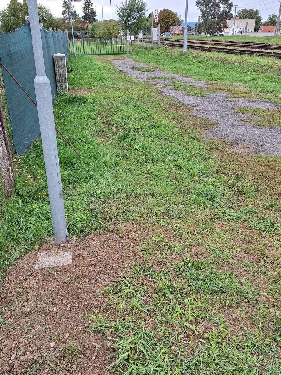Pozemok má rozmery 120x36 m a je volný na prenajom. Nachádza