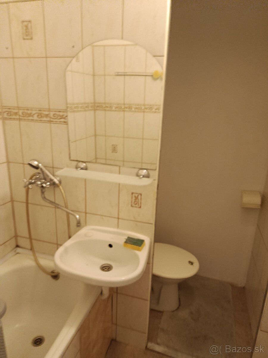 Dám do prenájmu 1 izbový byt v Holíči dlhodobo veľkí s balkó
