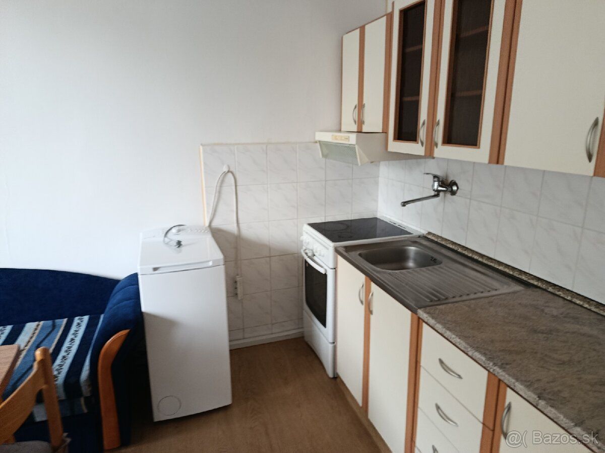 Dám do prenájmu 1 izbový byt v Holíči dlhodobo veľkí s balkó