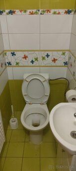 Ponúkam ubytovanie pre 2 osoby v ubytovni v centre KNM . Kuc