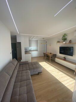 Prenájom moderného 2-izbového bytu s parkovaním – novostavba