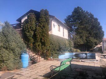 Ponúkame na predaj veľkorysí RODINNÝ DOM na zalesnenom pozem