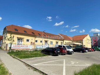 Ponúkame Vám na predaj rozsiahlu lukratívnu komerčnú budovu 