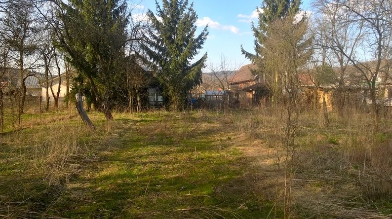 Ponúkame na predaj rovinatý stavebný pozemok v Kotešovej. Sú
