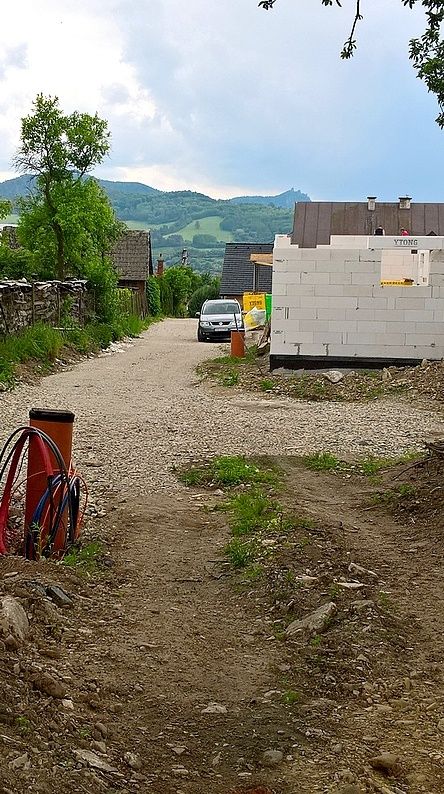 Ponúkame na predaj rovinatý stavebný pozemok v Kotešovej. Sú