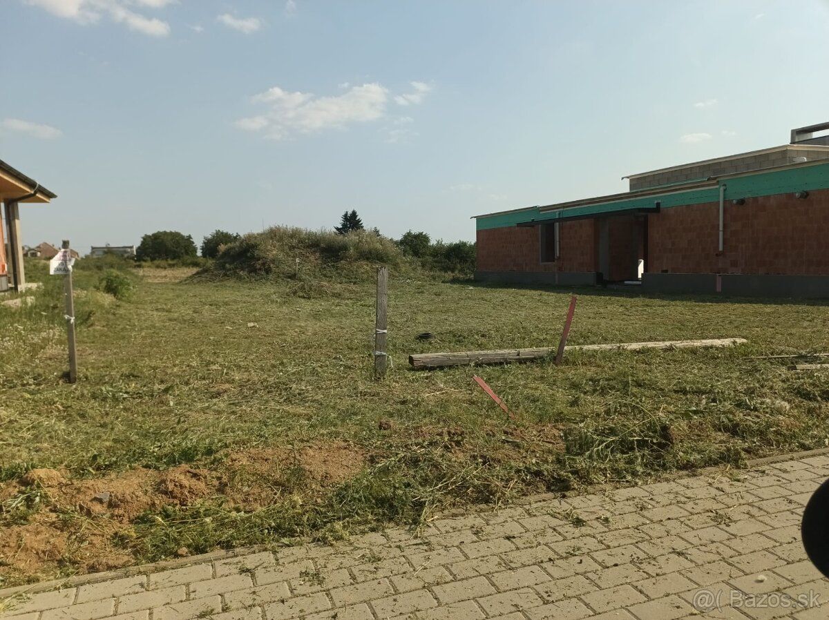 Ponúkame na predaj atraktívny stavebný pozemok v obci Zvončí