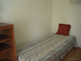 Majiteľ ponúka na prenájomv veľký, priestranný 45 m2 zariade